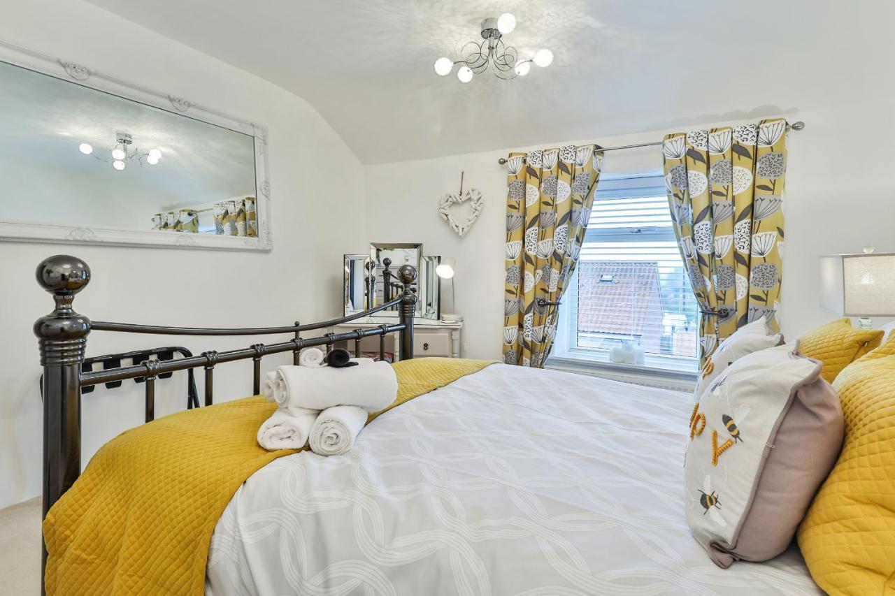 Finest Retreats - Bumblebee Cottage Pickering Bagian luar foto